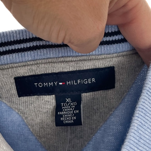 Tommy Hilfiger Men’s FLAG LOGO V-NECK SWEATER, In Cloud Heather - Picture 5 of 6